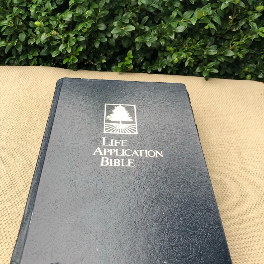 Life Application Bible Black with Green Logo  by Tyndale 1993